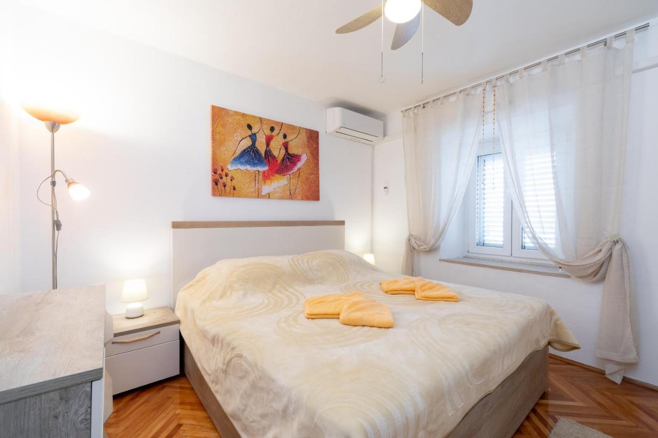 Apartman Stela กอร์จูลา ภายนอก รูปภาพ